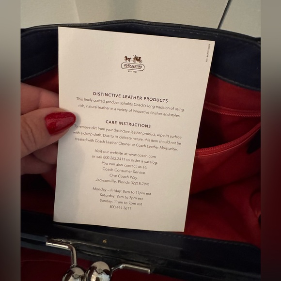 *Vintage* Authentic Coach Cream + Navy Purse, Laura Handbag with Kiss-lock - Picture 10 of 16